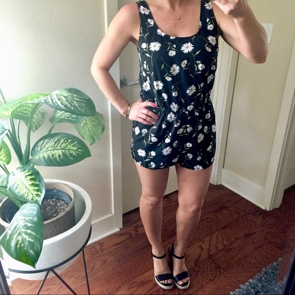 | f21 • daisy days sleeveless romper | - Picture 14 of 14